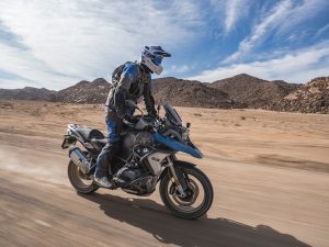 Motorradreisender auf BMW R 1250 GS in Namibia mit Afrikabiker