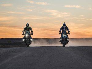 Motorradfahrer im Sonnenuntergang in Namibia mit Afrikabiker