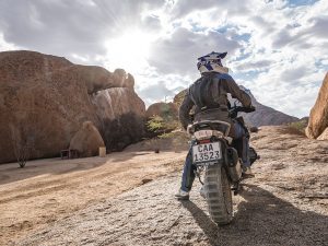 Motorradfahrer von Afrikabiker mit der BMW an der Spitzkoppe in Namibia