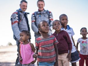 motorradfahrer unterwegs in afrika mit afrikabiker