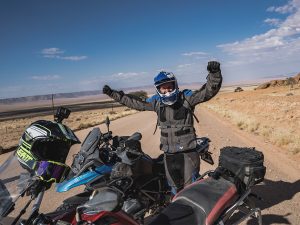 Motorradfahrer auf Motorradreise in Afrika mit Afrikabiker