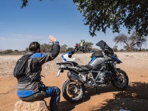 Motorradfahrer auf Motorradreise in Namibia mit Afrikabiker