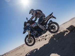 Motorradfahrer unter der Sonne Namibias mit Afrikabiker