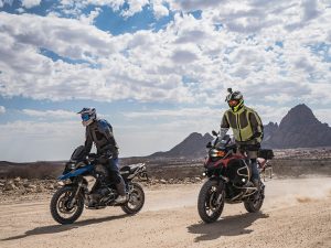 Motorradfahrer auf Motorradtour in Namibia an der Spitzkoppe mit Afrikabiker