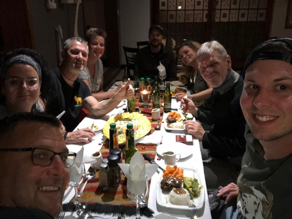 Abendessen in Namibia in der Auob Lodge nach der ersten Etappe der Wüstentummler-Motorradreise